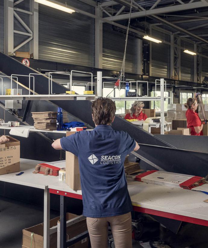 Logisitiek medewerkers aan het werk in een warehouse | Werken bij Seacon Logistics