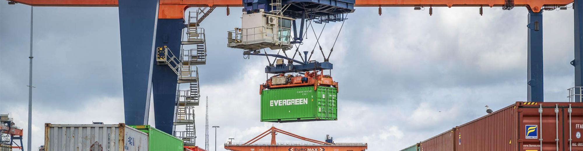 Gekleurde containers op rail transport | Seacon Logistics